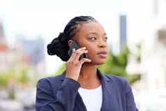 电话调用城市业务女人沟通策略谈判网络户外规划增长管理企业黑色的女人会说话的手机企业家工作