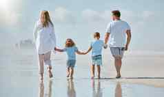家庭海滩持有手走水夏天假期父母孩子们爱信任支持男人。女人孩子们海走旅行假期