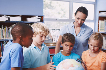 握地理位置漂亮的年轻的地理位置老师教学学生世界全球地球