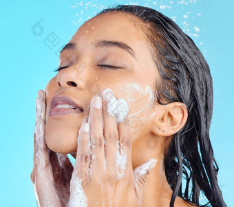 淋浴泡沫脸黑色的女人清洁水液体水合作用美医疗保健肥皂护肤品卫生护理工作室水疗中心沙龙放松模型洗孤立的蓝色的背景