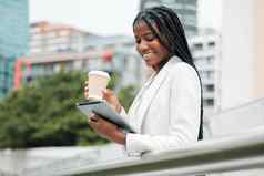 业务女人平板电脑咖啡城市互联网在线社会媒体研究女商人咖啡打破社会网络搜索城市小镇沟通