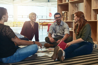 分享的想法尊重水平集团业务的同事们办公室坐着地板上讨论的想法