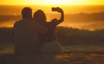 回来高级夫妇采取自拍海滩<strong>成</strong>熟的女人手机<strong>照片</strong>海滩无忧无虑的<strong>成</strong>熟的夫妇采取<strong>照片</strong>智能手机夫妇享受假期