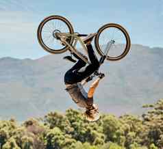 山自行车男人。上行空气跳行动自行车特技挑战冒险自由动态风险天空骑摩托车的人运动员体育肾上腺素能源户外竞争显示