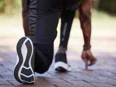 运动鞋跑步者健身黑色的男人。开始运行户外健康的生活方式健康运动员体育运动跑步者锻炼鞋子身体培训体育动机有氧运动