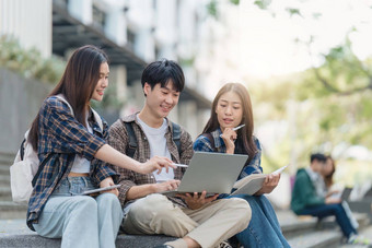 美丽的年轻的亚洲女人大学学生朋友在户外大学学生工作大学校园