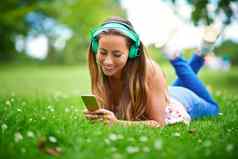 令人心寒的公园最喜欢的歌曲年轻的女人听音乐说谎草公园