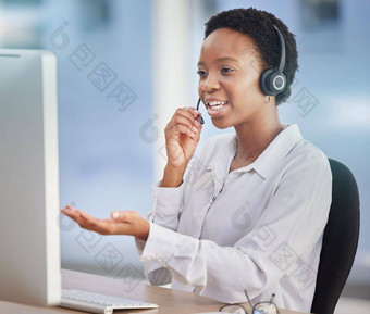 黑色的女人客户支持工作人员调用中心员工工作桌子上在线电话销售业务crm顾问客户服务咨询客户<strong>端电脑</strong>软件问题