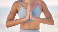 手冥想Zen女人瑜伽精神上的和平敬拜手势户外自然健康健身健康的人放松平静平衡锻炼信仰自然
