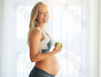 使健康的选择婴儿肖像快乐怀孕了女人穿着<strong>运动服</strong>装吃苹果<strong>首页</strong>