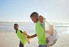 孩子们海滩污染朋友清洁塑料垃圾沙子海海洋自然回收环境志愿者孩子们挑选垃圾浪费垃圾
