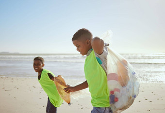 孩子们海滩污染朋友清洁塑料<strong>垃圾</strong>沙子海海洋自然回收<strong>环境</strong>志愿者孩子们挑选<strong>垃圾</strong>浪费<strong>垃圾</strong>