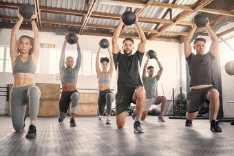 健身团队球锻炼培训锻炼教练健康的生活方式动机体育健康类肌肉健康身体耐力重量健美运动员集团健身房地板上