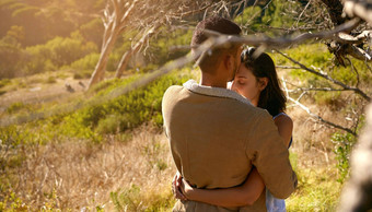 自然爱夫妇拥抱接吻户外分享亲密的时刻夏天场农村吻男人。女人成键甜蜜的拥抱模型