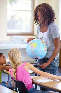 教学世界年轻的老师显示类全球世界地理位置