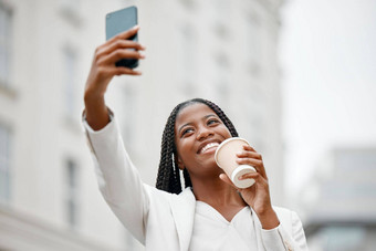 黑色的女人律师咖啡<strong>自拍</strong>咖啡打破纽约法律公司建筑微笑智能手机沟通城市社会媒体照片电话<strong>摄影</strong>户外