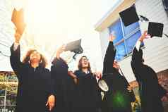 庆祝努力集团学生扔帽空气毕业