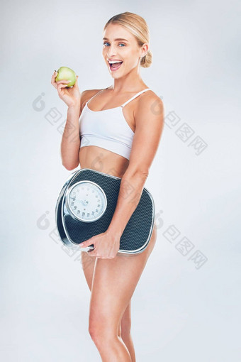 苹果健身女人规模脂肪损失健康的饮食锻炼锻炼培训减肥法肖像快乐女孩重量规模吃水果营养