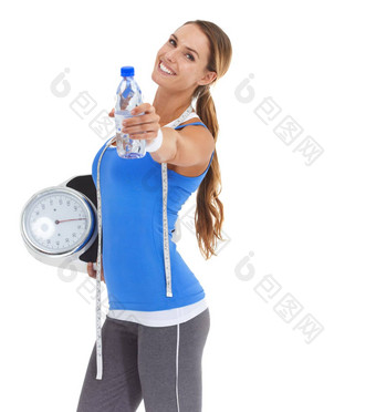 这样一来提高重量损失适合年轻的女人持有水瓶规模磁带测量脖子孤立的白色