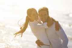 分享爱的加沙温暖的拥抱充满深情的年轻的夫妇海滩