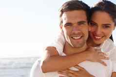 分享爱的加沙温暖的拥抱充满深情的年轻的夫妇海滩