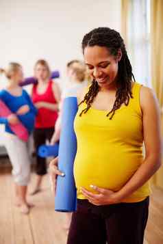 长快乐年轻的怀孕了非裔美国人女人持有锻炼席胃朋友背景
