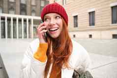 移动连接人概念快乐红色头发的人女人他会谈移动电话使电话调用应用程序调用在国外