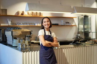 肖像微笑亚洲企业家独立的咖啡商店老板穿围裙工作咖啡馆穿围裙