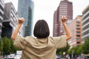 兴奋快乐女孩后视图提高手大城市天空<strong>尖叫</strong>者感觉自信<strong>欢呼</strong>并