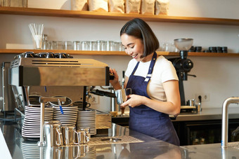 快乐亚洲女孩咖啡师工作咖啡馆酝酿咖啡准备卡布奇诺咖啡<strong>轮船</strong>机准备拿铁微笑笑