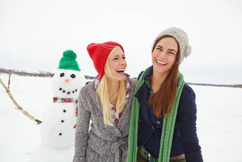 朋友雪假期圣诞节假期户外拥抱幸福家庭庆祝活动冬天雪人旅行快乐人户外有趣的庆祝圣诞节季节欧洲冰