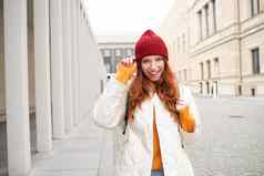 快乐红色头发的人女孩旅游小镇探索sighsteeing的地方城市徒步旅行欧洲享受旅行