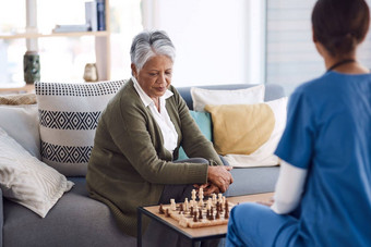 小心翼翼地移动<strong>高级</strong>女人玩<strong>国际</strong>象棋年轻的护士退休首页