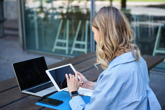 肖像女商人工作数字平板电脑检查图坐着在户外新鲜的空气办公室建筑企业女人准备工作会议