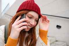 年轻的时尚的红色头发的人女孩红色的他坐在街会谈移动电话电话谈话环朋友放松在户外