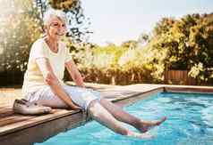 高级女人脚池假期冒险户外旅行夏天快乐微笑上了年纪的夫人退休放松游泳池假期度假胜地澳大利亚