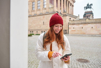 旅游观光概念年轻的红色头发的人女人旅游走城市智能手机应用程序历史站探讨了冒险