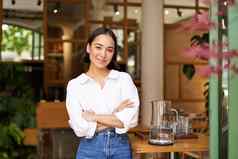 肖像微笑亚洲女孩白色领衬衫工作咖啡馆管理餐厅自信时尚的