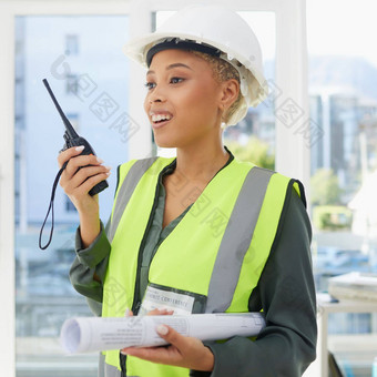 建设步行式有声电影肖像黑色的女人蓝图工程建筑体系结构领导检查女建设工人广播沟通