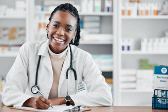 黑色的女人药剂师肖像微笑顾问股票健康研究健康快乐药店工人文档制药员工准备好了医疗保健工作