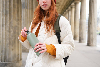 关闭肖像红色头发的人女孩旅游站街打开<strong>热水</strong>瓶热<strong>喝</strong>休息倒咖啡瓶