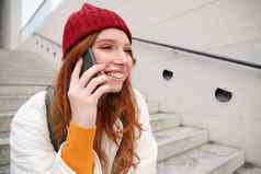 年轻的时尚的红色头发的人女孩红色的他坐在街会谈移动电话电话谈话环朋友放松在户外