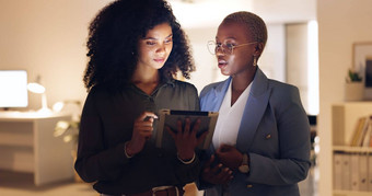 黑色的女人员工工作办公室晚上讨论企业计划数字平板电脑公司市场营销团队会说话的业务策略合作专业品牌成功