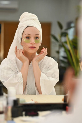 千禧高加索人女人浴袍应用反<strong>乏力</strong>眼睛前面镜子护理每天美例程