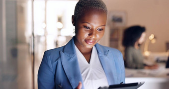 平板电脑研究黑色的女人规划工作搜索的想法互联网工作企业业务非洲工人阅读沟<strong>通电</strong>子邮件技术
