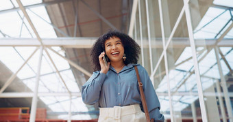 电话调用微笑黑色的女人旅行机场办公室建筑街沟通网络网络伦敦科技快乐女孩智能手机走上下班旅行