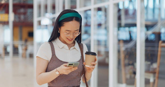 电话购物中心亚洲女人打字社会媒体消息传递技术咖啡快乐女移动智能手机网络互联网浏览网络滚动购物购物中心