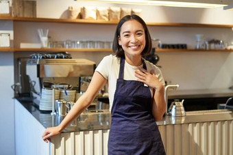 肖像微笑亚洲企业家独立的咖啡商店老板穿围裙工作咖啡馆穿围裙