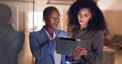 业务人平板电脑会说话的晚上办公室数字市场营销启动有创意的公司项目管理团队合作设计师工人黑色的女人技术策略规划