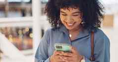 电话打字黑色的女人购物购物中心社会媒体发短信互联网浏览技术手机快乐女移动智能手机笑漫画笑话模因喜剧